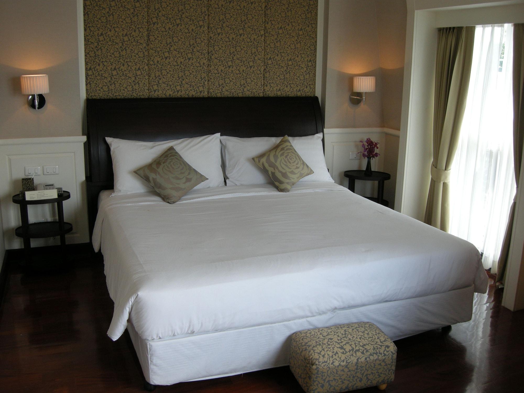 Aurum The River Place Khách sạn 4*