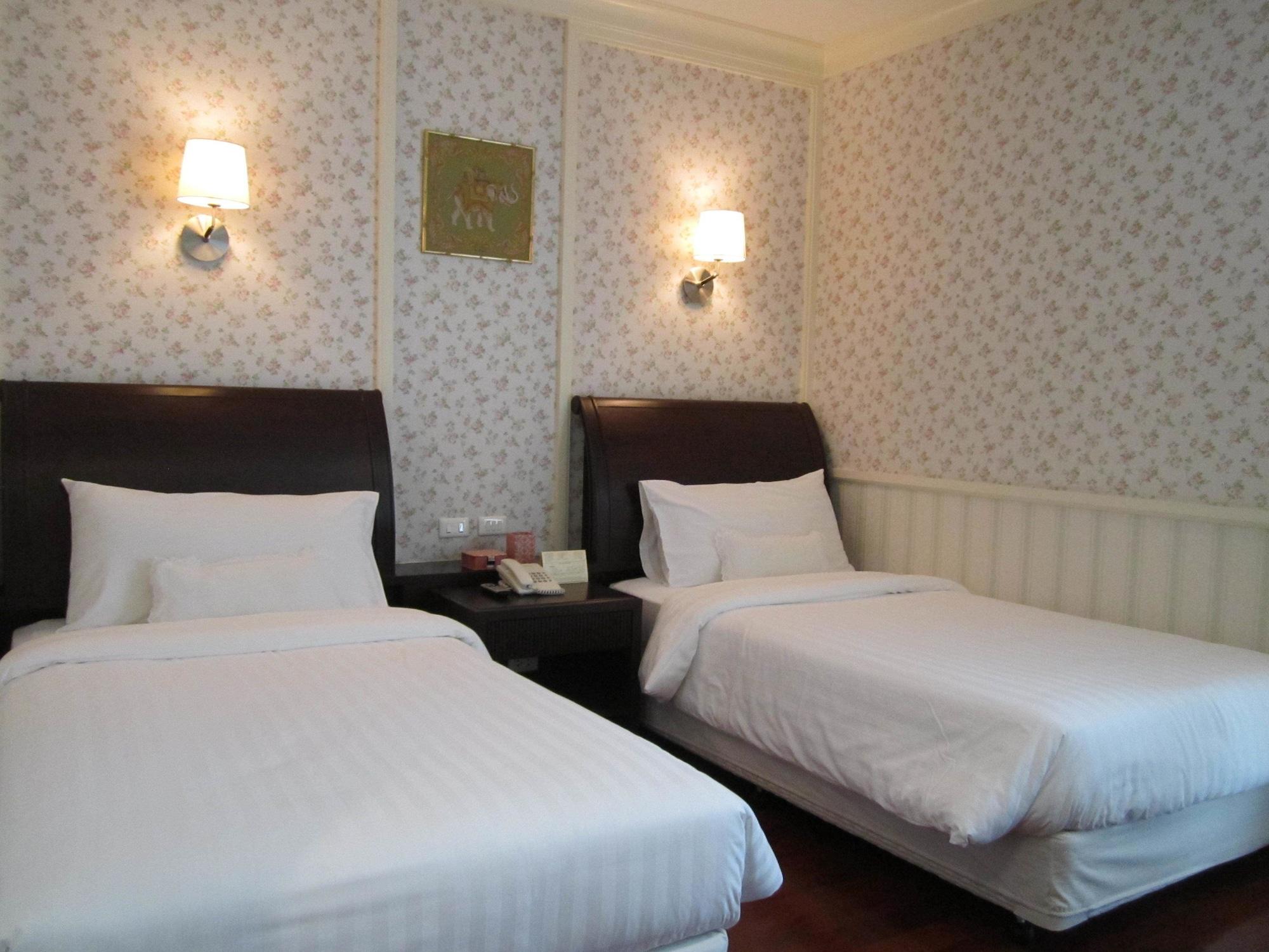 Aurum The River Place Khách sạn 4*